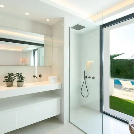 A Quintessence Of Modern Luxury Imbued דירה